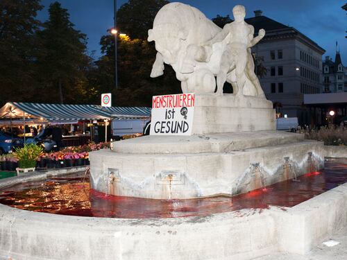 La protesta "mestruale" colora di rosso le fontane di Zurigo