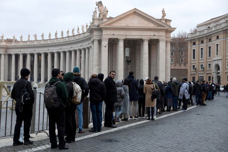 Folla camera ardente Papa 6