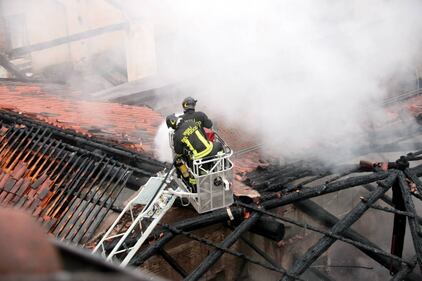 Incendio devasta il tetto della Cavallerizza reale di Torino 5