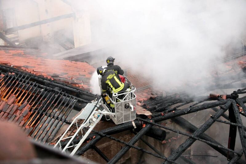 Incendio devasta il tetto della Cavallerizza reale di Torino 5