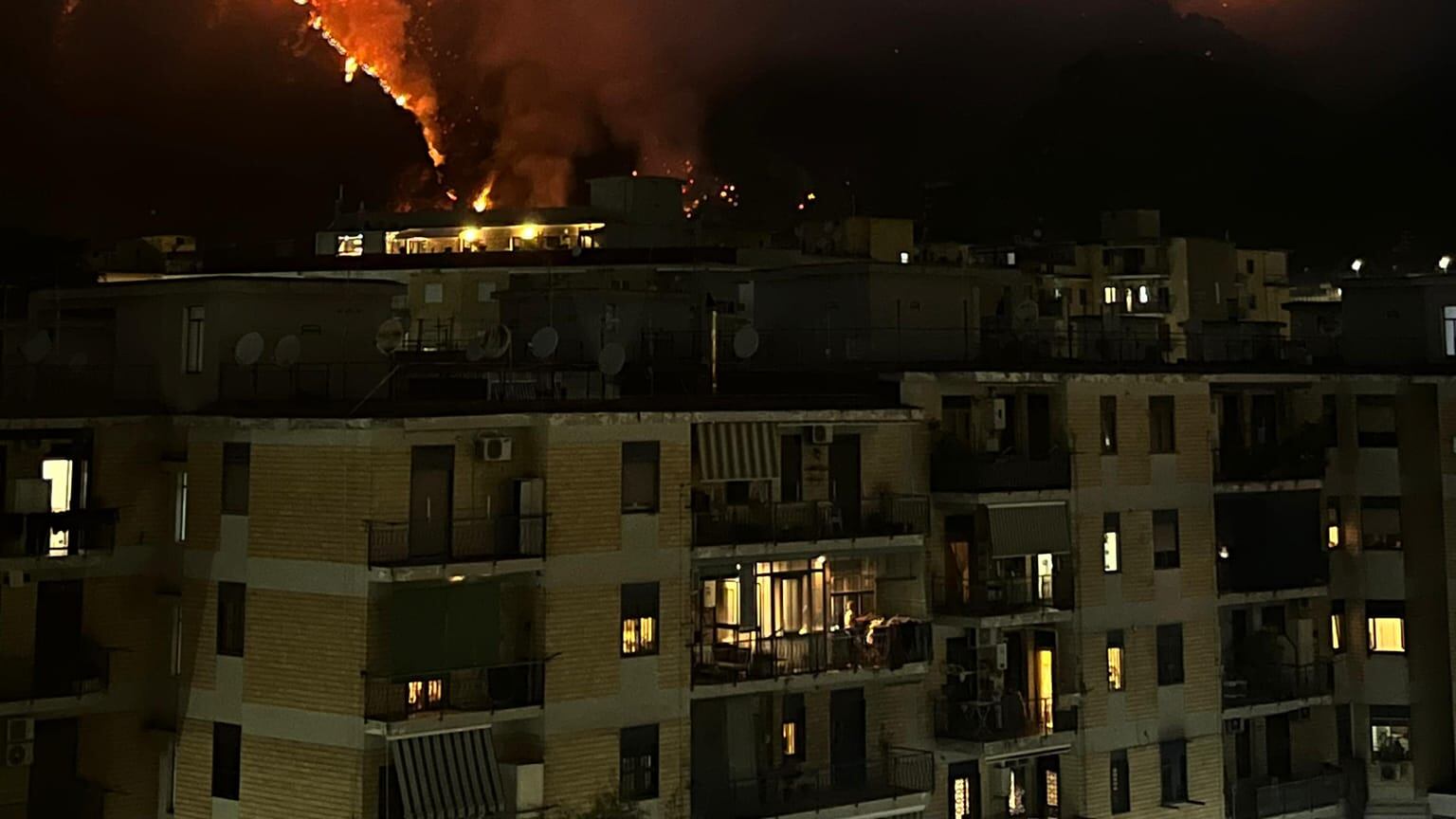 Napoli, incendio sulla collina dei Camaldoli: le fiamme lambiscono le case