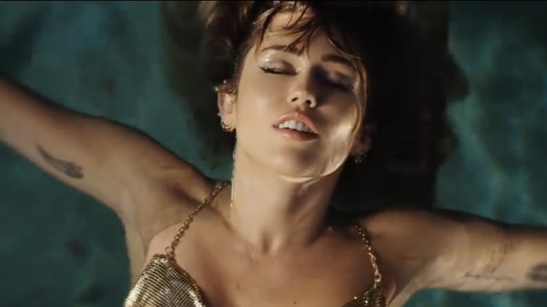 Miley Cyrus, web impazzisce per il video di "Slide Away"