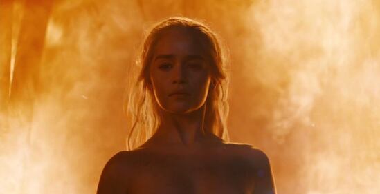 Emilia Clarke, nuda tra le fiamme 1