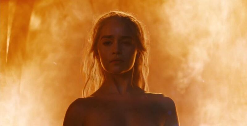 Emilia Clarke, nuda tra le fiamme 1