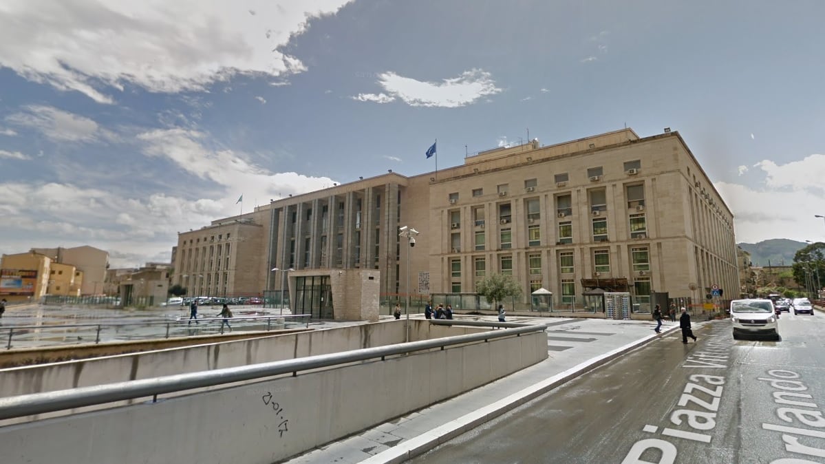 Pochi euro per fare sesso con la figlia di 9 anni: condannati due clienti