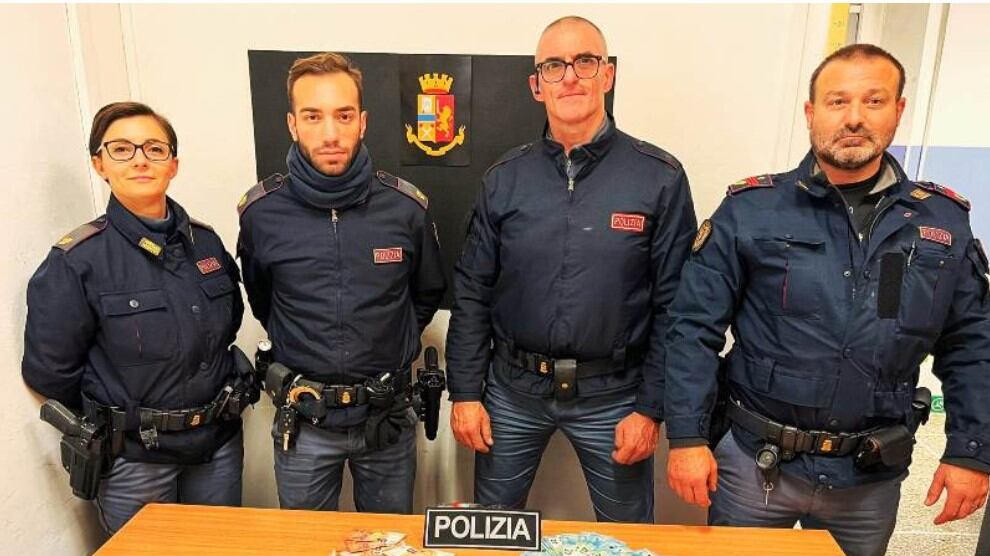 "Non potete perquisirmi, è contro la mia religione". Ma nelle mutande nascondeva droga
