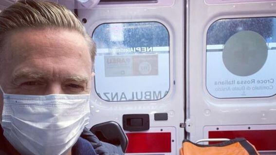 Malpensa, Bryan Adams positivo al Covid: "Vado in ospedale"