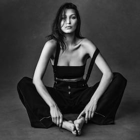 Bella Hadid si mostra in topless 21
