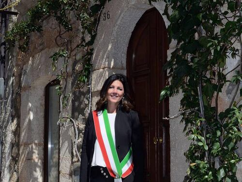 Vicesindaco con grembiule di Mussolini: è bufera sulla foto di Fb