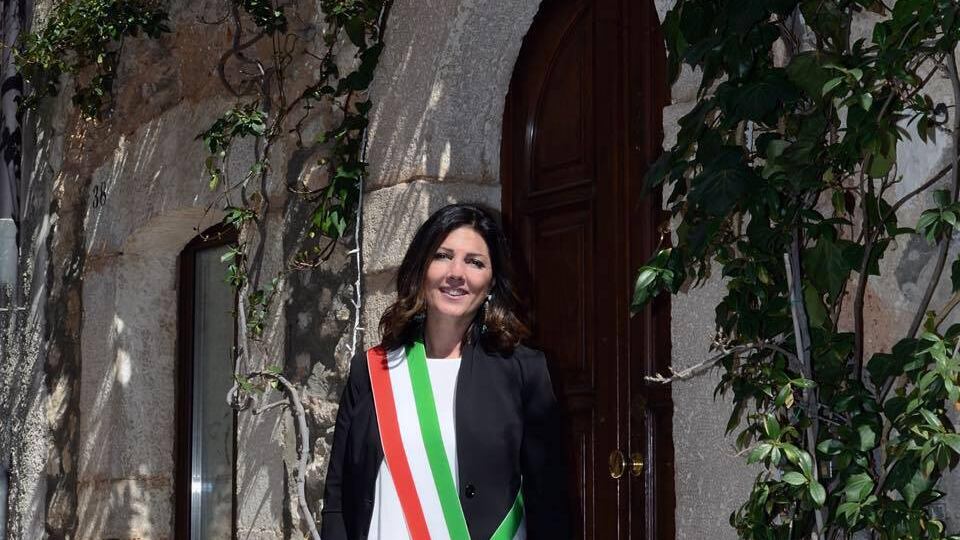 Vicesindaco con grembiule di Mussolini: è bufera sulla foto di Fb