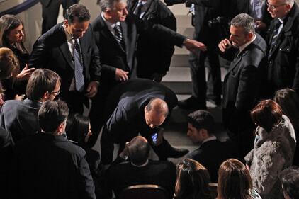 Lieve malore per Berlusconi al comizio del Pdl 2