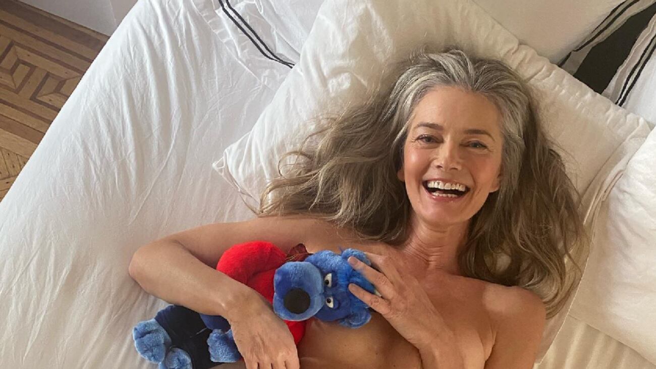 Posa nuda sui social a 58 anni. Modella rivendica il "grey pride"