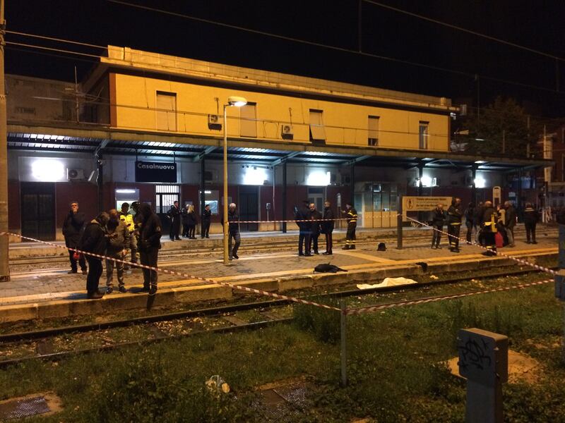 Travolta da un treno mentre attraversa i binari, muore a 21 anni