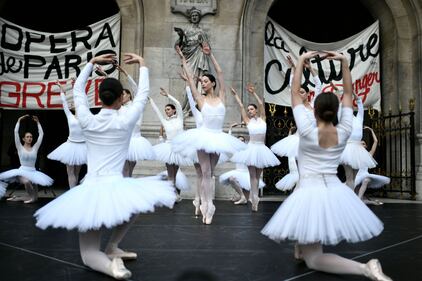 Le ballerine dell'Opera di Parigi protestano contro Macron 4
