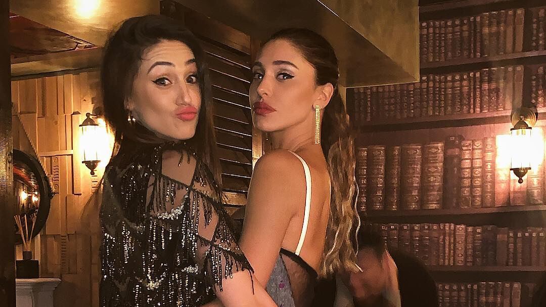 Belen e Cecilia sexy sui social. Gli hater: "A che serve Photoshop se siete già tutte rifatte?"