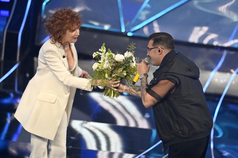 Sanremo 2024: ecco il look della seconda serata del Festival di Geolier 8