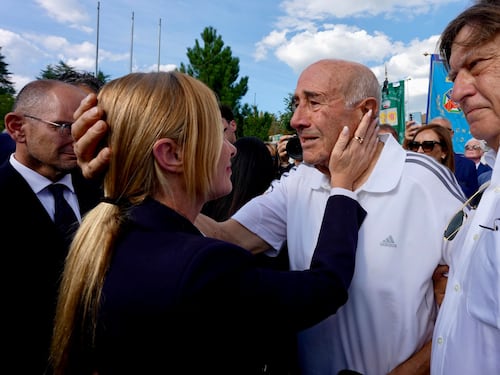Amatrice 10 anni dopo il terremoto, Mattarella: “Monito prevenzione”. Meloni depone una corona: “Obiettivo rinascita”. Zuppi: “Apocalisse che portiamo nel cuore”