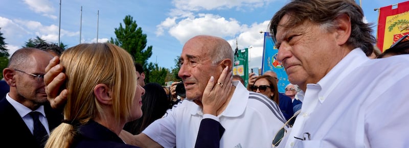 Amatrice 10 anni dopo il terremoto, Mattarella: “Monito prevenzione”. Meloni depone una corona: “Obiettivo rinascita”. Zuppi: “Apocalisse che portiamo nel cuore”