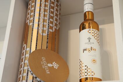 Guglielmi, olio Ipg in bottiglia: richiama oliere e merletti pugliesi