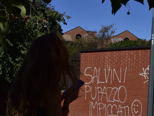 Minacce choc a Salvini: "Pupazzo impiccati"