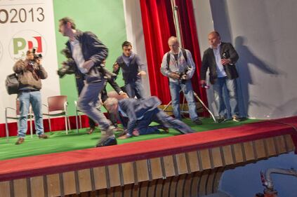 Cpitombolo del segretario Epifani sul palco di Avellino 6