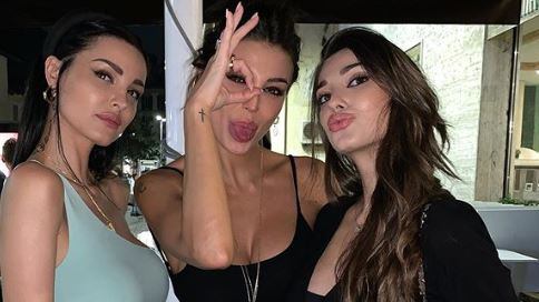 Cristina Buccino festeggia con le sorelle ma piovono critiche sul web
