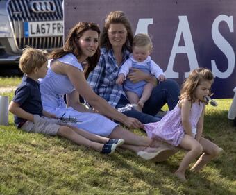 George e Charlotte giocano sull'erba 7
