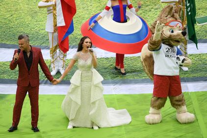 Lo show di Robbie Williams e Irina Garifullina durante la cerimonia d'apertura dei Mondiali 12