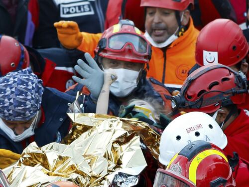 Estratta viva dalle macerie dopo 65 ore. Elif è il simbolo della vita