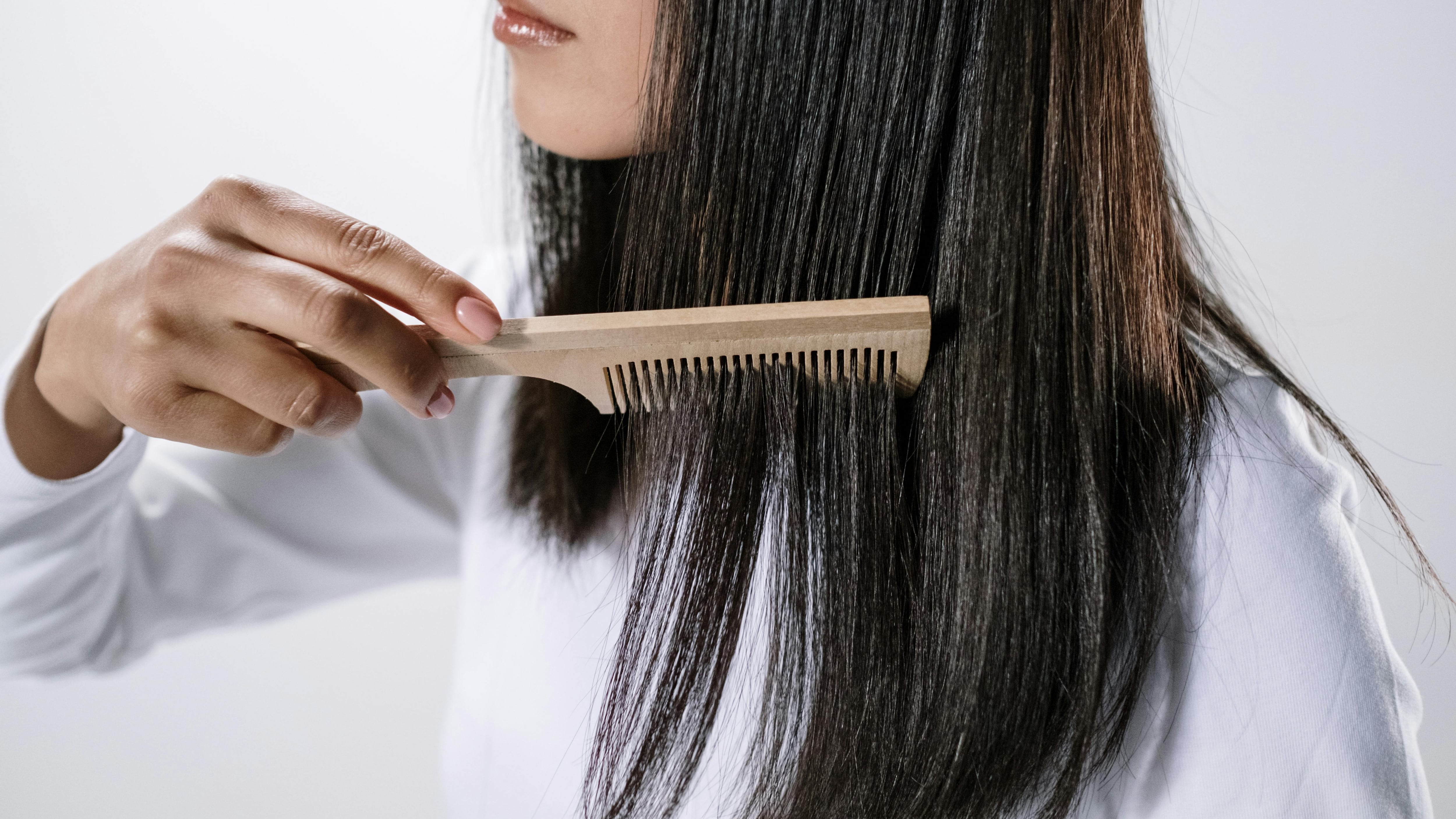 Perdita di capelli, uno studio scientifico dimostra come contrastarla con una radice