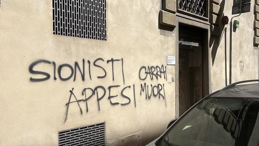 “Ebrei bruciati vivi, sionisti appesi”. Le scritte choc a Firenze