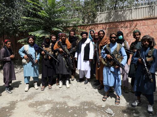 Morti, statue distrutte e sparatorie: l'Afghanistan è nel caos