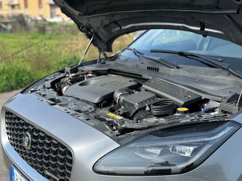 Jaguar E-Pace P300e PHEV: guarda la gallery del SUV premium plug-in 9