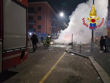 Vigili del fuoco accerchiati mentre spengono un rogo 2