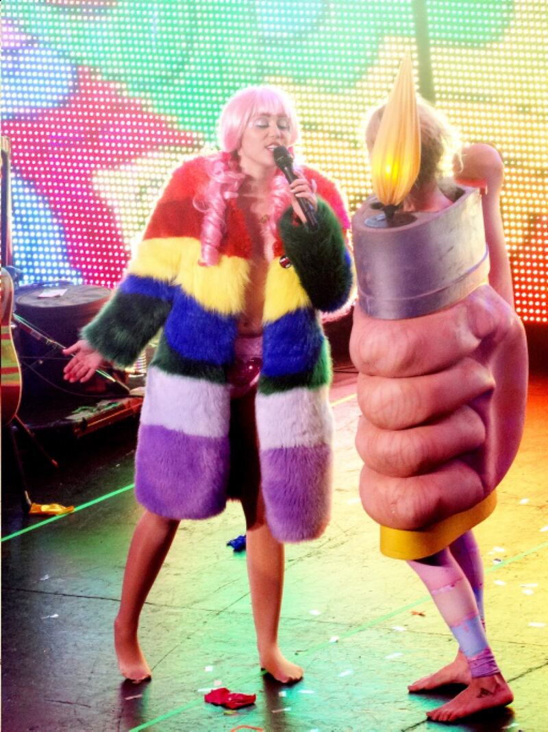 Miley Cyrus chiude il tour con Pamela Anderson 27