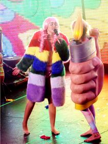 Miley Cyrus chiude il tour con Pamela Anderson 27