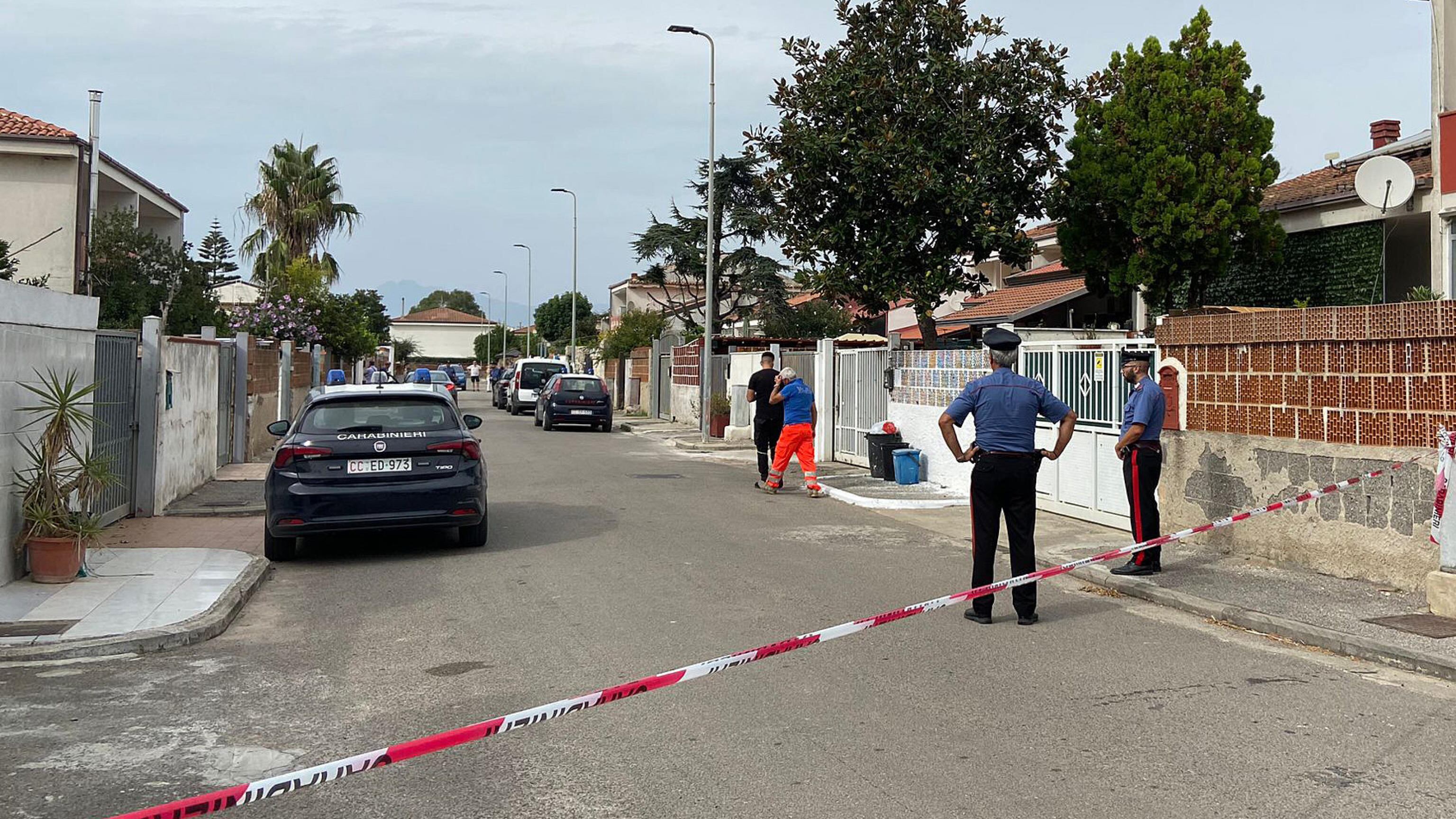 Fa uscire i figli da casa: litiga e sgozza la moglie
