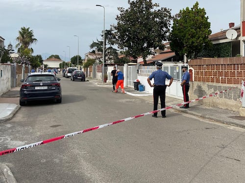 Fa uscire i figli da casa: litiga e sgozza la moglie