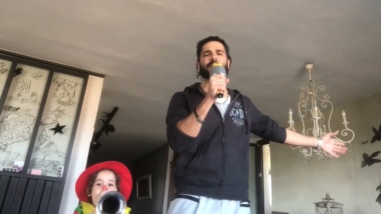 Marco Bocci canta sui social: "Sbrocchiamo ma resistiamo"