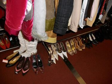  Borse e abiti vintage, il negozio dona la metà dell’incasso ai cani abbandonati