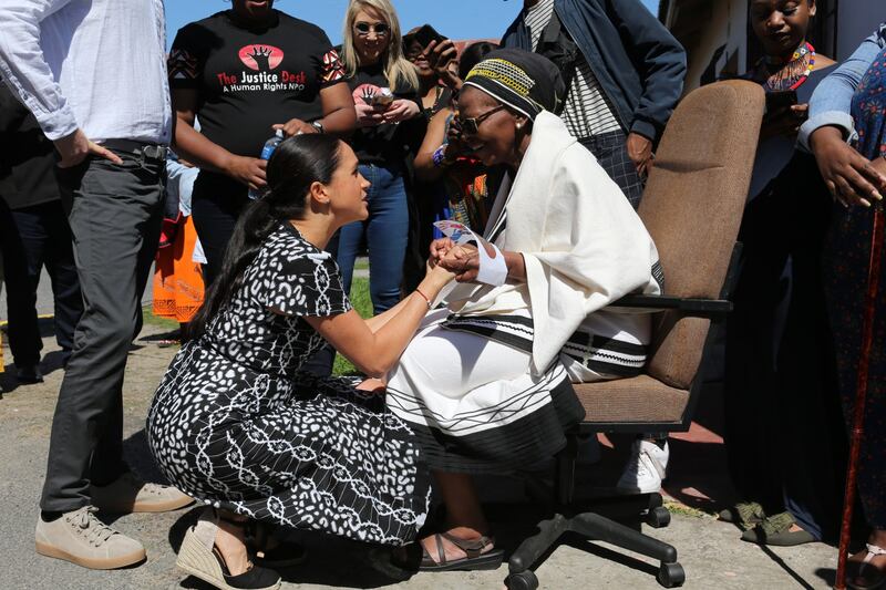 Meghan Markle e il Principe Harry arrivano in Sudafrica: foto 8