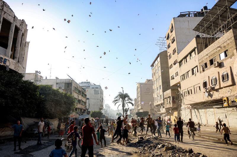 Volantini con l'ordine di evacuazione di Gaza City
