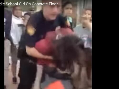 Usa, poliziotto atterra e ammanetta 12enne a scuola