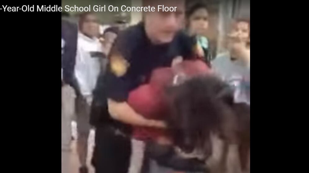 Usa, poliziotto atterra e ammanetta 12enne a scuola