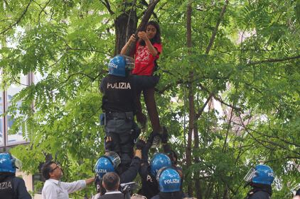 Scontri a Bologna tra polizia e attivisti: 11 agenti feriti 2