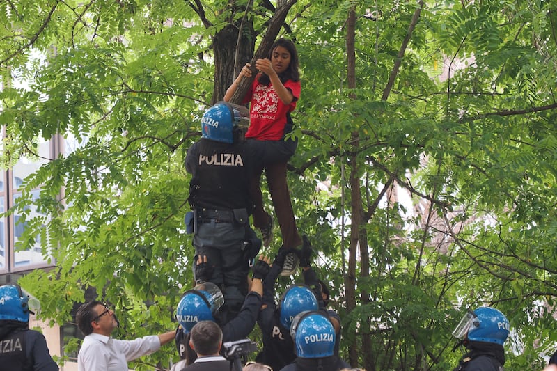 Scontri a Bologna tra polizia e attivisti: 11 agenti feriti 2