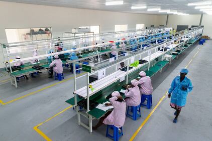 In Uganda apre la prima fabbrica di cellulari 1