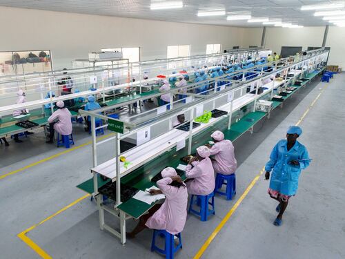 In Uganda apre la prima fabbrica di cellulari