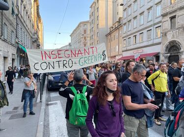 Trieste, migliaia di No pass in corteo 9