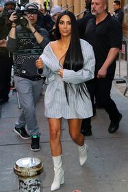 Kim Kardashian hot: bionda e scollata su Twitter 29